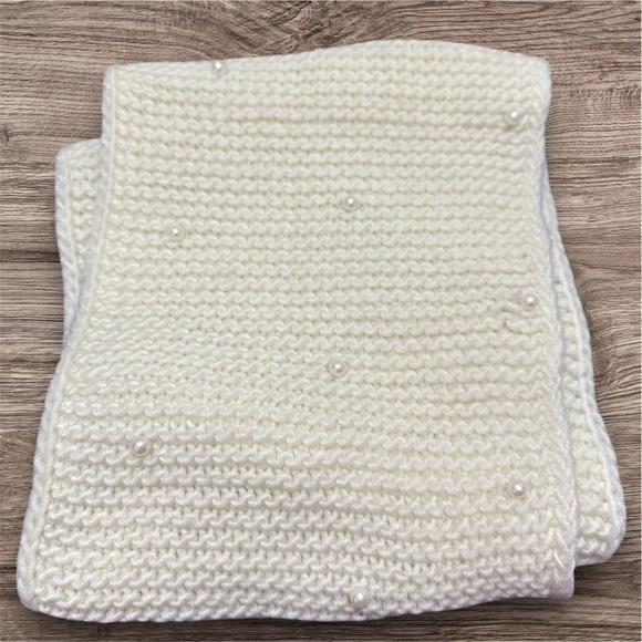 Ivory knit infinity loop scarf with pearl beads - Picture 1 of 1